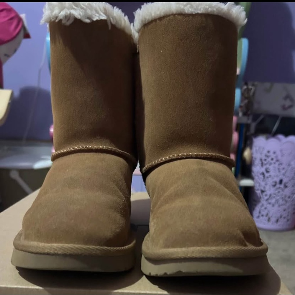 Girls Uggs boots size 3 pet free smoke free home open 2 offers